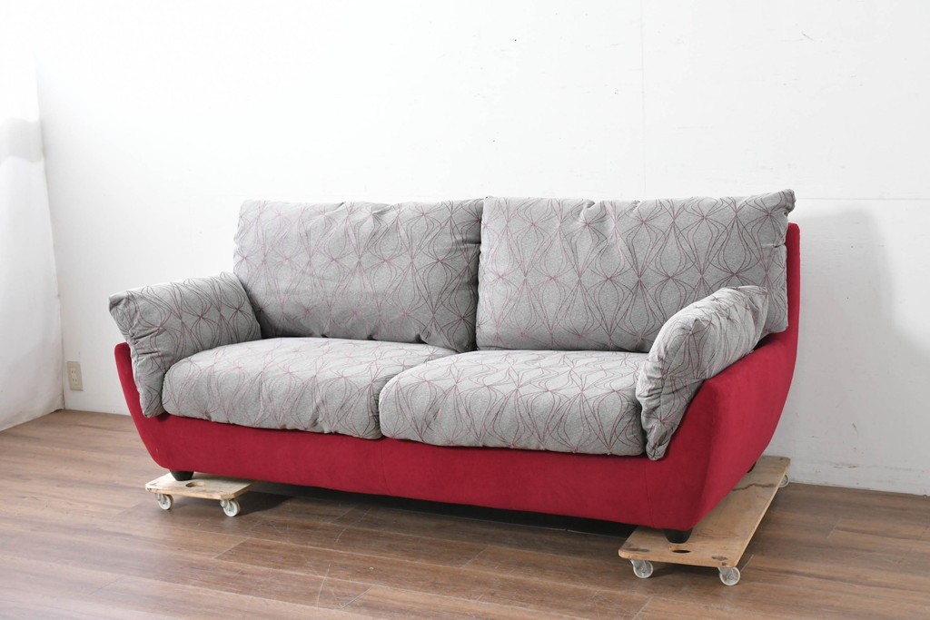 新古　未使用展示品　超美品　HUKLA Classic(フクラ)　CLIVIA(クリビア)　FF- 2003/FC-2614　曲線的フォルムと大胆な配色が目を引く2.5人掛けソファ　定価約53万円　(R-087021)