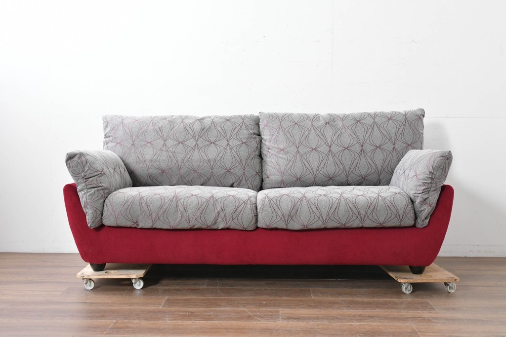 新古　未使用展示品　超美品　HUKLA Classic(フクラ)　CLIVIA(クリビア)　FF- 2003/FC-2614　曲線的フォルムと大胆な配色が目を引く2.5人掛けソファ　定価約53万円　(R-087021)