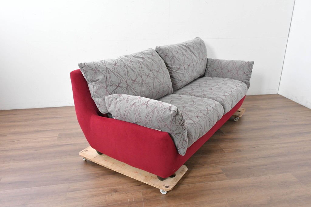 新古　未使用展示品　超美品　HUKLA Classic(フクラ)　CLIVIA(クリビア)　FF- 2003/FC-2614　曲線的フォルムと大胆な配色が目を引く2.5人掛けソファ　定価約53万円　(R-087021)