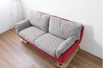 新古　未使用展示品　超美品　HUKLA Classic(フクラ)　CLIVIA(クリビア)　FF- 2003/FC-2614　曲線的フォルムと大胆な配色が目を引く2.5人掛けソファ　定価約53万円　(R-087021)
