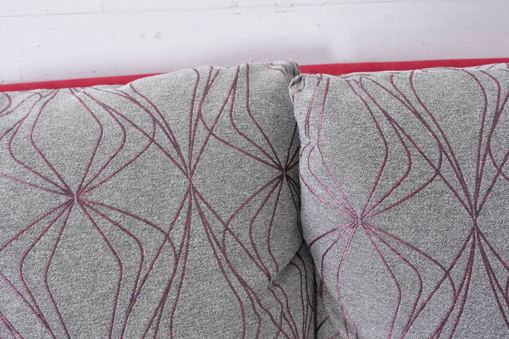 新古　未使用展示品　超美品　HUKLA Classic(フクラ)　CLIVIA(クリビア)　FF- 2003/FC-2614　曲線的フォルムと大胆な配色が目を引く2.5人掛けソファ　定価約53万円　(R-087021)