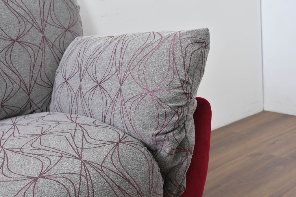 新古　未使用展示品　超美品　HUKLA Classic(フクラ)　CLIVIA(クリビア)　FF- 2003/FC-2614　曲線的フォルムと大胆な配色が目を引く2.5人掛けソファ　定価約53万円　(R-087021)