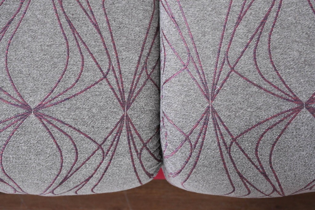 新古　未使用展示品　超美品　HUKLA Classic(フクラ)　CLIVIA(クリビア)　FF- 2003/FC-2614　曲線的フォルムと大胆な配色が目を引く2.5人掛けソファ　定価約53万円　(R-087021)