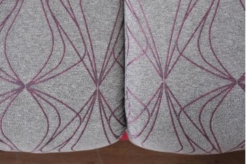 新古　未使用展示品　超美品　HUKLA Classic(フクラ)　CLIVIA(クリビア)　FF- 2003/FC-2614　曲線的フォルムと大胆な配色が目を引く2.5人掛けソファ　定価約53万円　(R-087021)