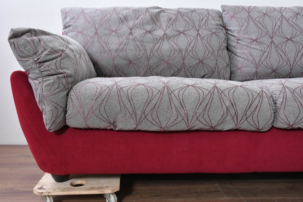 新古　未使用展示品　超美品　HUKLA Classic(フクラ)　CLIVIA(クリビア)　FF- 2003/FC-2614　曲線的フォルムと大胆な配色が目を引く2.5人掛けソファ　定価約53万円　(R-087021)