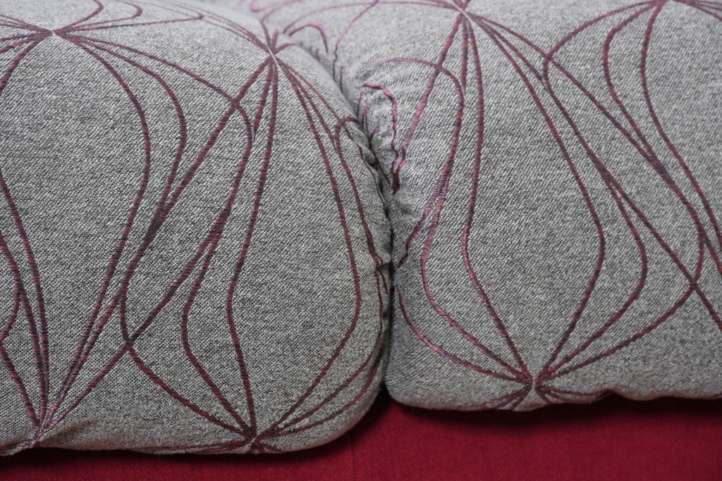 新古　未使用展示品　超美品　HUKLA Classic(フクラ)　CLIVIA(クリビア)　FF- 2003/FC-2614　曲線的フォルムと大胆な配色が目を引く2.5人掛けソファ　定価約53万円　(R-087021)