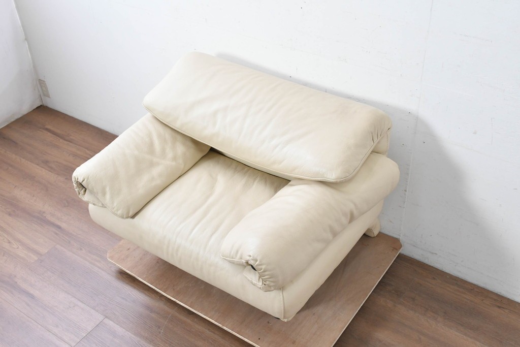 中古　Poltromec(ポルトロメック)社　ジェミニシリーズ　レザー(本革)　包み込まれる座り心地の1人掛けソファ　定価約30万円　(R-087022)