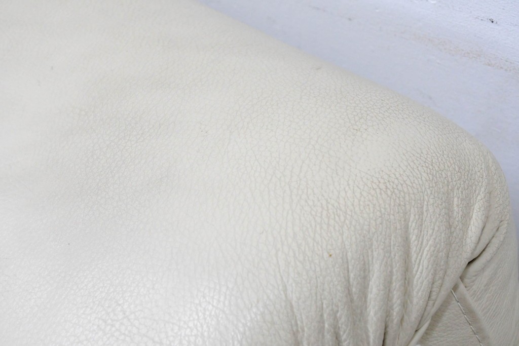 中古　Poltromec(ポルトロメック)社　ジェミニシリーズ　レザー(本革)　包み込まれる座り心地の1人掛けソファ　定価約30万円　(R-087022)