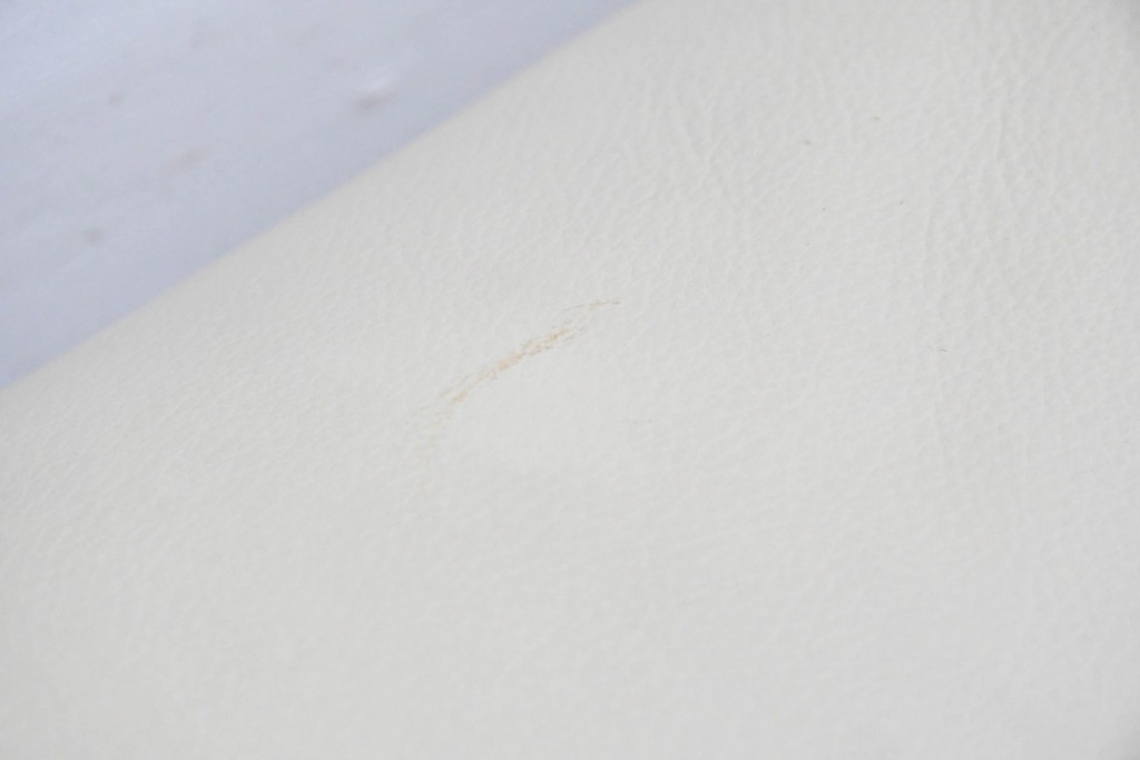 中古　Poltromec(ポルトロメック)社　ジェミニシリーズ　レザー(本革)　包み込まれる座り心地の1人掛けソファ　定価約30万円　(R-087022)