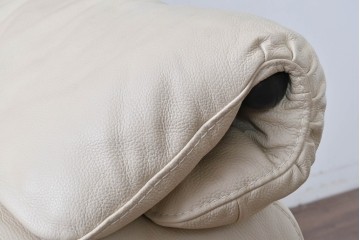 中古　Poltromec(ポルトロメック)社　ジェミニシリーズ　レザー(本革)　包み込まれる座り心地の1人掛けソファ　定価約30万円　(R-087022)