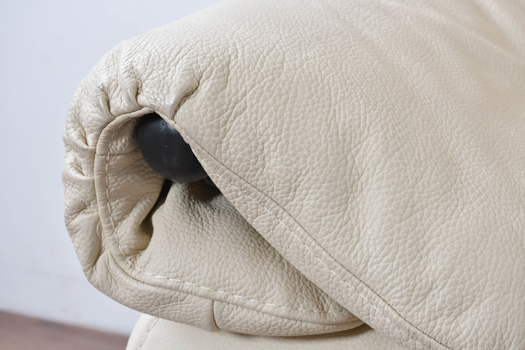 中古　Poltromec(ポルトロメック)社　ジェミニシリーズ　レザー(本革)　包み込まれる座り心地の1人掛けソファ　定価約30万円　(R-087022)