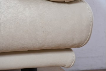 中古　Poltromec(ポルトロメック)社　ジェミニシリーズ　レザー(本革)　包み込まれる座り心地の1人掛けソファ　定価約30万円　(R-087022)