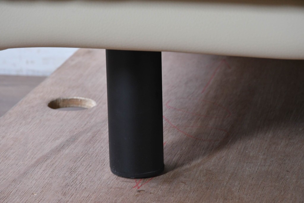 中古　Poltromec(ポルトロメック)社　ジェミニシリーズ　レザー(本革)　包み込まれる座り心地の1人掛けソファ　定価約30万円　(R-087022)