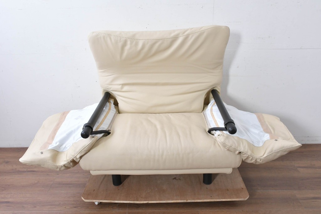 中古　Poltromec(ポルトロメック)社　ジェミニシリーズ　レザー(本革)　包み込まれる座り心地の1人掛けソファ　定価約30万円　(R-087022)