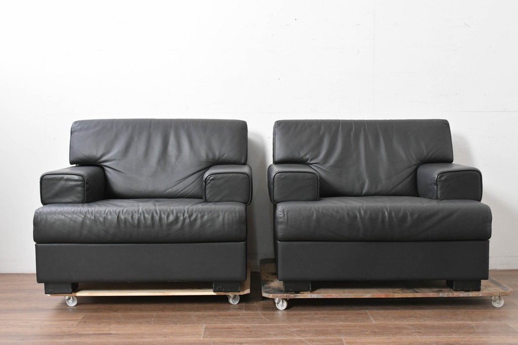 中古　美品　天童木工 最高級ライン　どっしりとしたボリューム感が魅力のT-7230WB-BLイージーチェア2脚セット　定価(2脚合計)約200万円　(R-087023)