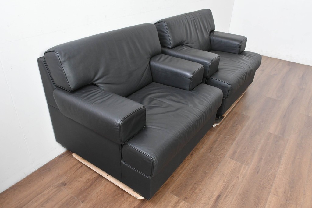 中古　美品　天童木工 最高級ライン　どっしりとしたボリューム感が魅力のT-7230WB-BLイージーチェア2脚セット　定価(2脚合計)約200万円　(R-087023)