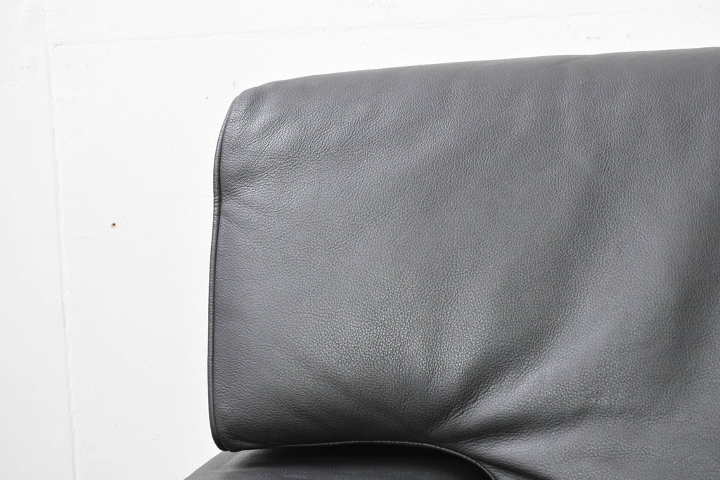 中古　美品　天童木工 最高級ライン　どっしりとしたボリューム感が魅力のT-7230WB-BLイージーチェア2脚セット　定価(2脚合計)約200万円　(R-087023)