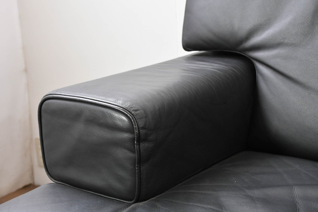 中古　美品　天童木工 最高級ライン　どっしりとしたボリューム感が魅力のT-7230WB-BLイージーチェア2脚セット　定価(2脚合計)約200万円　(R-087023)