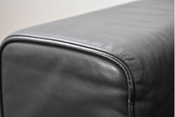 中古　美品　天童木工 最高級ライン　どっしりとしたボリューム感が魅力のT-7230WB-BLイージーチェア2脚セット　定価(2脚合計)約200万円　(R-087023)