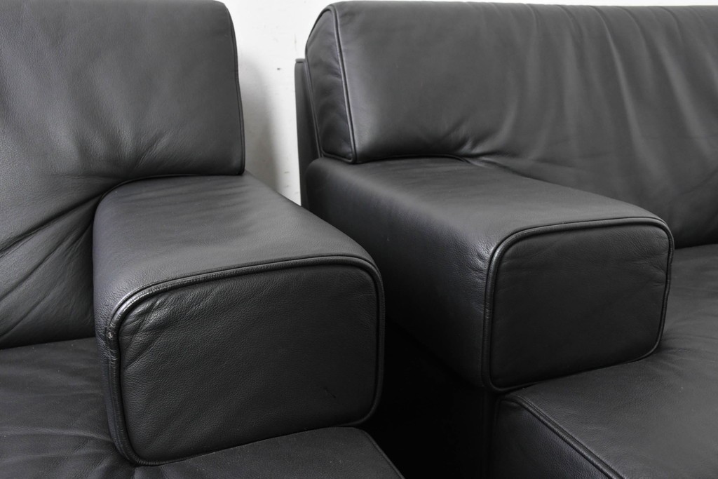 中古　美品　天童木工 最高級ライン　どっしりとしたボリューム感が魅力のT-7230WB-BLイージーチェア2脚セット　定価(2脚合計)約200万円　(R-087023)