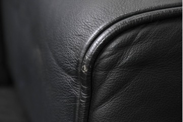 中古　美品　天童木工 最高級ライン　どっしりとしたボリューム感が魅力のT-7230WB-BLイージーチェア2脚セット　定価(2脚合計)約200万円　(R-087023)