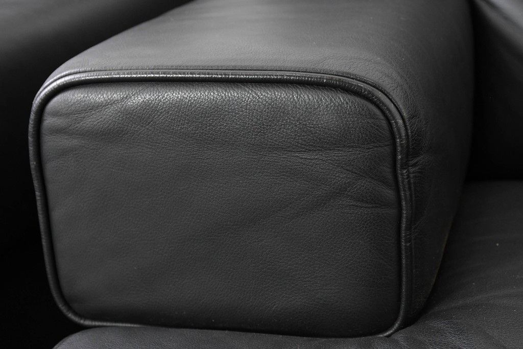 中古　美品　天童木工 最高級ライン　どっしりとしたボリューム感が魅力のT-7230WB-BLイージーチェア2脚セット　定価(2脚合計)約200万円　(R-087023)