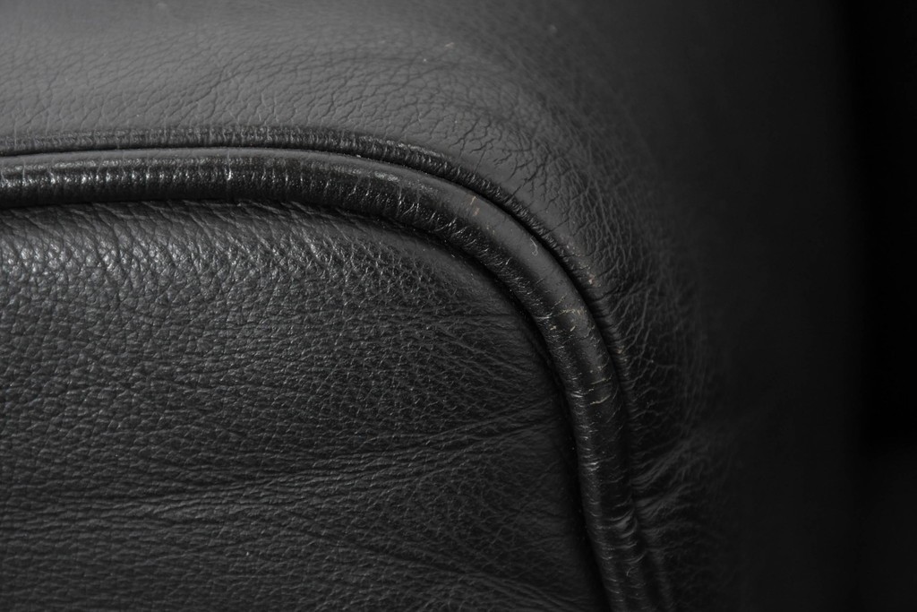 中古　美品　天童木工 最高級ライン　どっしりとしたボリューム感が魅力のT-7230WB-BLイージーチェア2脚セット　定価(2脚合計)約200万円　(R-087023)