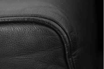 中古　美品　天童木工 最高級ライン　どっしりとしたボリューム感が魅力のT-7230WB-BLイージーチェア2脚セット　定価(2脚合計)約200万円　(R-087023)