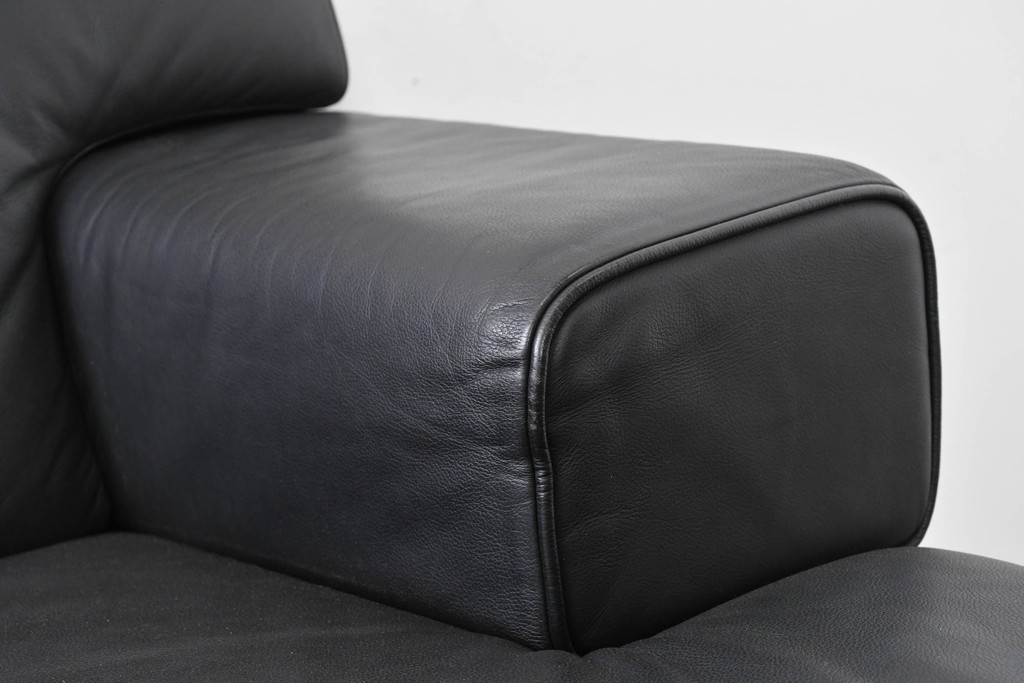 中古　美品　天童木工 最高級ライン　どっしりとしたボリューム感が魅力のT-7230WB-BLイージーチェア2脚セット　定価(2脚合計)約200万円　(R-087023)