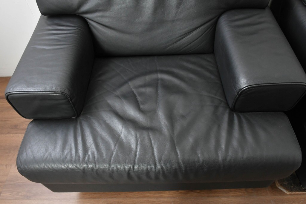 中古　美品　天童木工 最高級ライン　どっしりとしたボリューム感が魅力のT-7230WB-BLイージーチェア2脚セット　定価(2脚合計)約200万円　(R-087023)