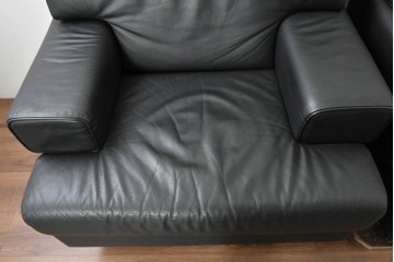 中古　美品　天童木工 最高級ライン　どっしりとしたボリューム感が魅力のT-7230WB-BLイージーチェア2脚セット　定価(2脚合計)約200万円　(R-087023)