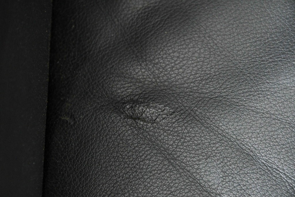 中古　美品　天童木工 最高級ライン　どっしりとしたボリューム感が魅力のT-7230WB-BLイージーチェア2脚セット　定価(2脚合計)約200万円　(R-087023)