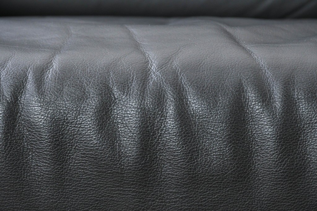 中古　美品　天童木工 最高級ライン　どっしりとしたボリューム感が魅力のT-7230WB-BLイージーチェア2脚セット　定価(2脚合計)約200万円　(R-087023)