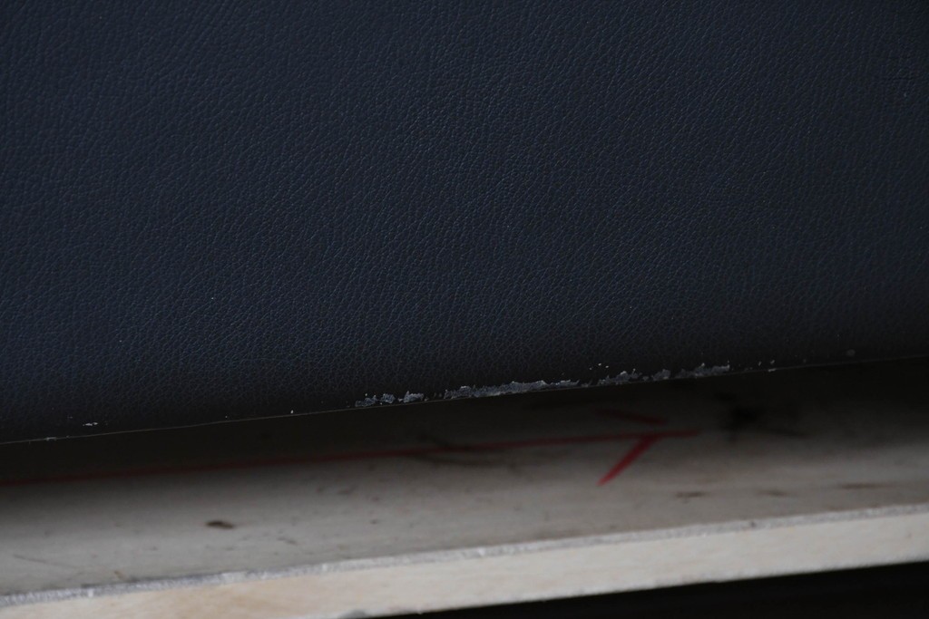 中古　美品　天童木工 最高級ライン　どっしりとしたボリューム感が魅力のT-7230WB-BLイージーチェア2脚セット　定価(2脚合計)約200万円　(R-087023)