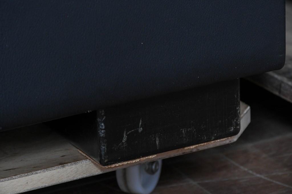 中古　美品　天童木工 最高級ライン　どっしりとしたボリューム感が魅力のT-7230WB-BLイージーチェア2脚セット　定価(2脚合計)約200万円　(R-087023)