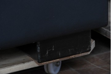 中古　美品　天童木工 最高級ライン　どっしりとしたボリューム感が魅力のT-7230WB-BLイージーチェア2脚セット　定価(2脚合計)約200万円　(R-087023)