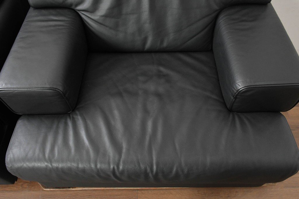 中古　美品　天童木工 最高級ライン　どっしりとしたボリューム感が魅力のT-7230WB-BLイージーチェア2脚セット　定価(2脚合計)約200万円　(R-087023)