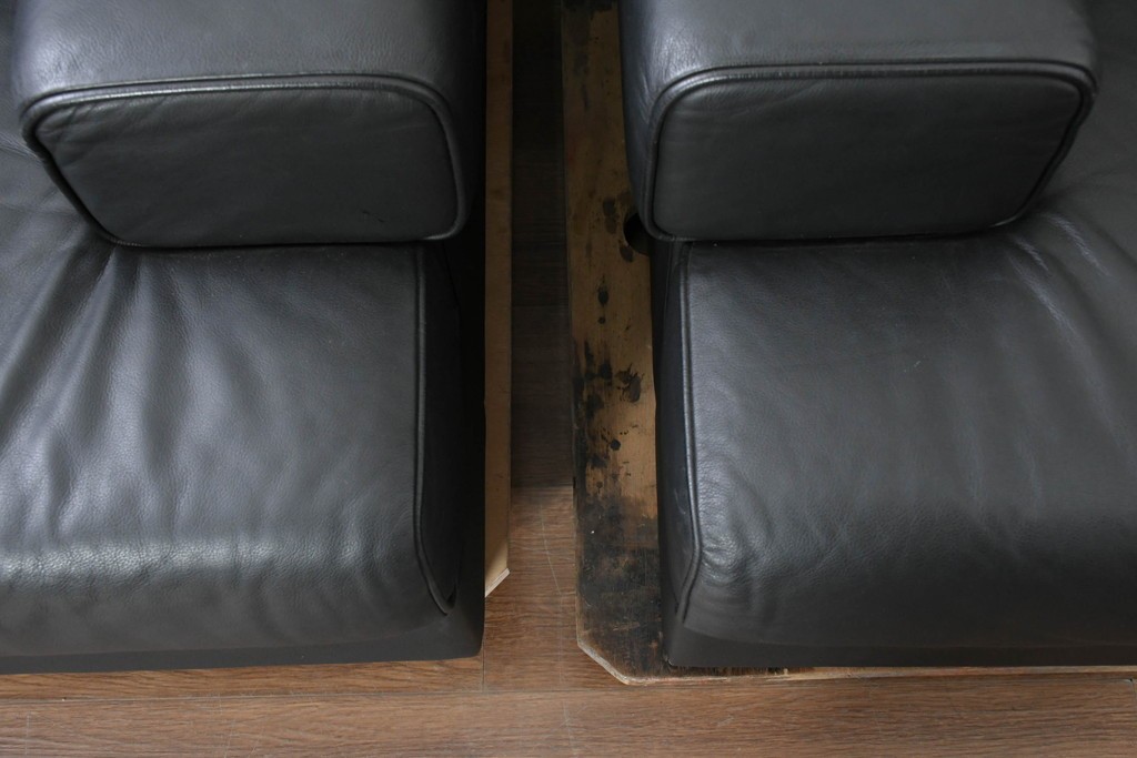 中古　美品　天童木工 最高級ライン　どっしりとしたボリューム感が魅力のT-7230WB-BLイージーチェア2脚セット　定価(2脚合計)約200万円　(R-087023)