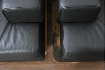 中古　美品　天童木工 最高級ライン　どっしりとしたボリューム感が魅力のT-7230WB-BLイージーチェア2脚セット　定価(2脚合計)約200万円　(R-087023)