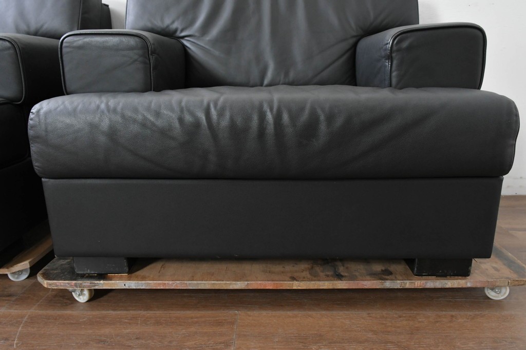 中古　美品　天童木工 最高級ライン　どっしりとしたボリューム感が魅力のT-7230WB-BLイージーチェア2脚セット　定価(2脚合計)約200万円　(R-087023)