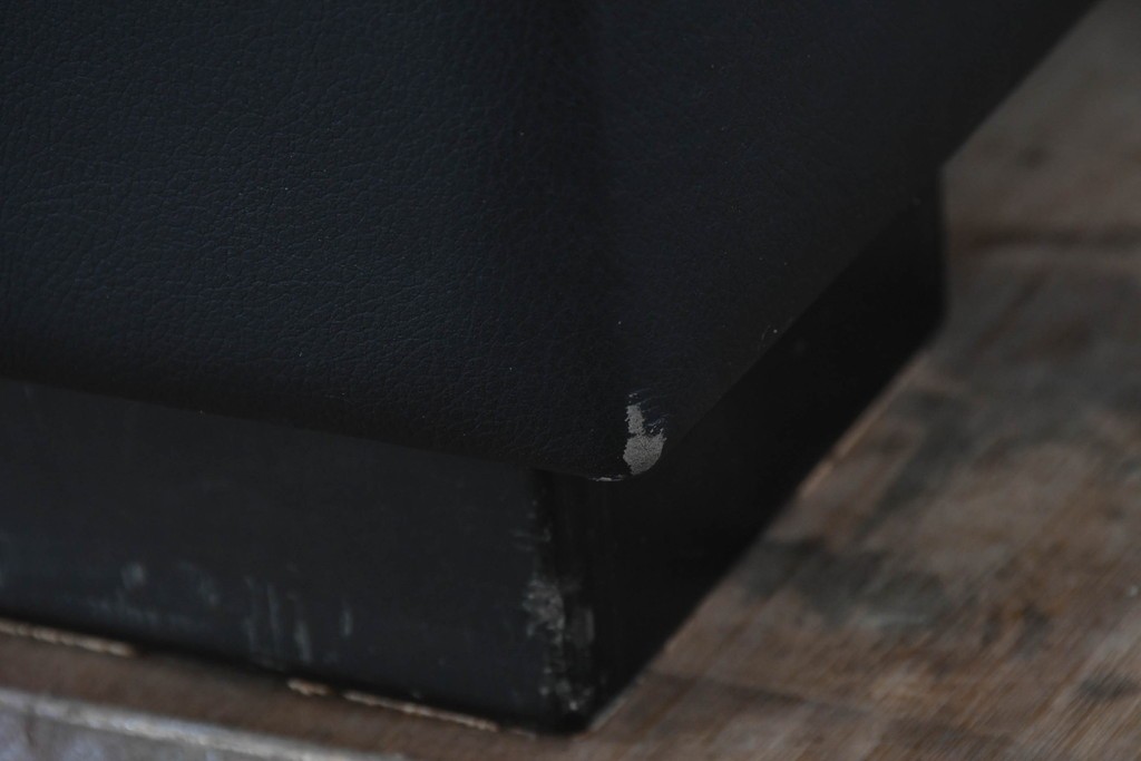 中古　美品　天童木工 最高級ライン　どっしりとしたボリューム感が魅力のT-7230WB-BLイージーチェア2脚セット　定価(2脚合計)約200万円　(R-087023)