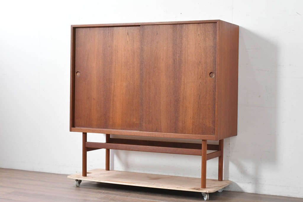 デンマークヴィンテージ　チーク材　収納力に優れたシンプルデザインのサイドキャビネット　(R-087024)