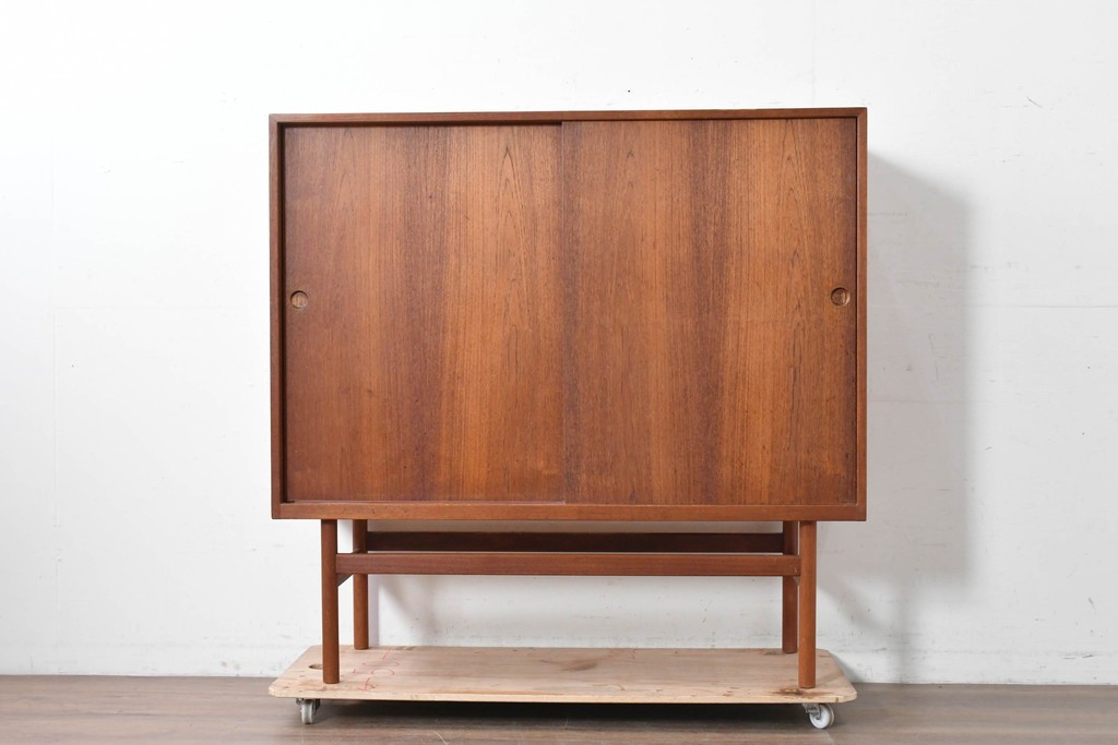 デンマークヴィンテージ　チーク材　収納力に優れたシンプルデザインのサイドキャビネット　(R-087024)