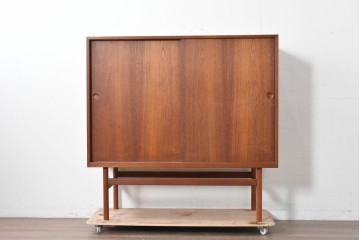 デンマークヴィンテージ　チーク材　収納力に優れたシンプルデザインのサイドキャビネット　(R-087024)