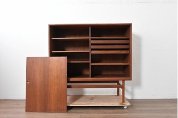 デンマークヴィンテージ　チーク材　収納力に優れたシンプルデザインのサイドキャビネット　(R-087024)