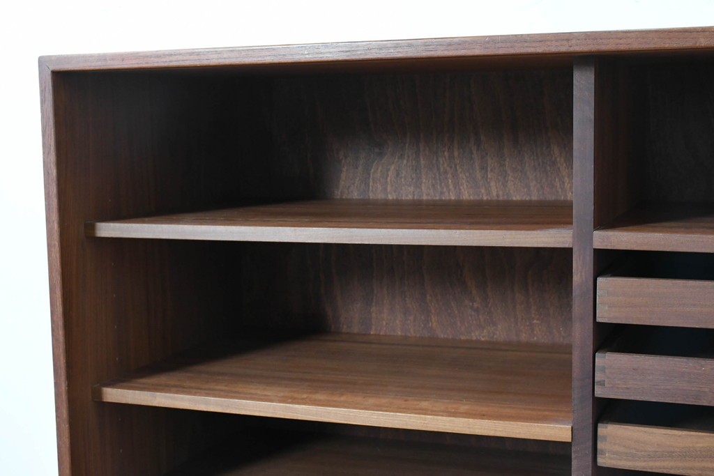 デンマークヴィンテージ　チーク材　収納力に優れたシンプルデザインのサイドキャビネット　(R-087024)