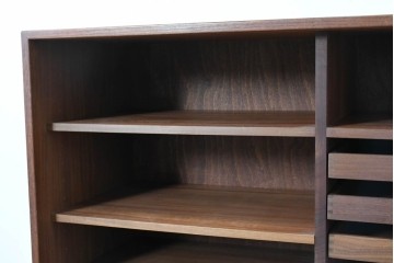 デンマークヴィンテージ　チーク材　収納力に優れたシンプルデザインのサイドキャビネット　(R-087024)