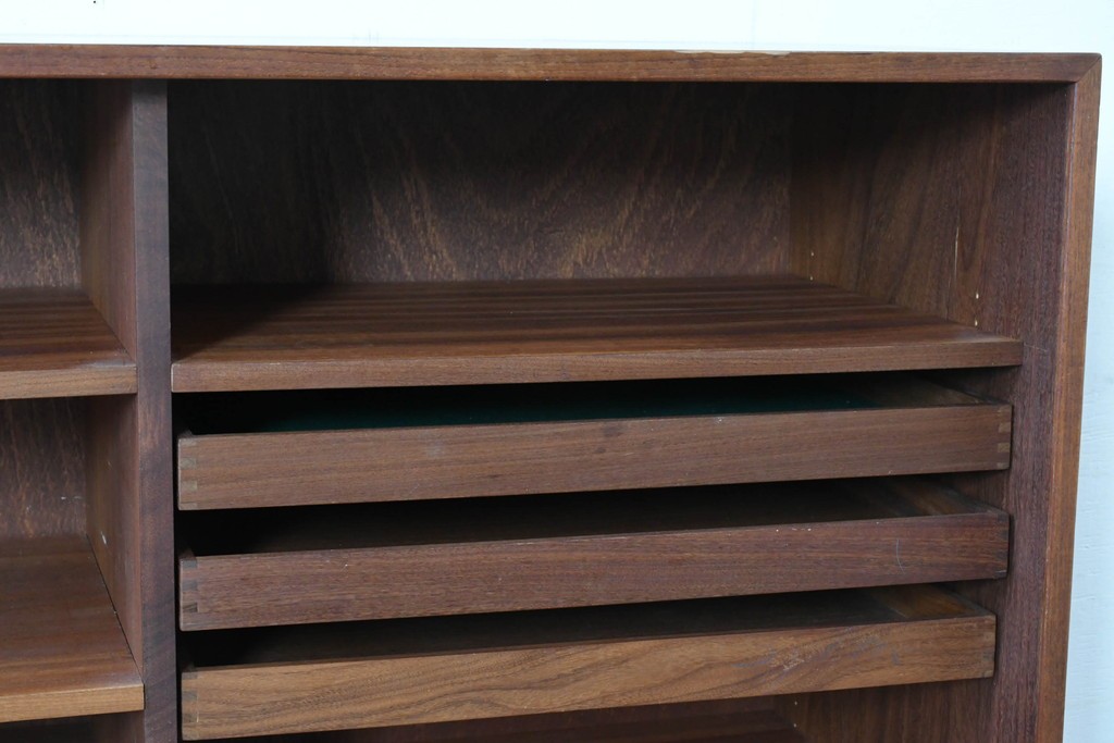 デンマークヴィンテージ　チーク材　収納力に優れたシンプルデザインのサイドキャビネット　(R-087024)