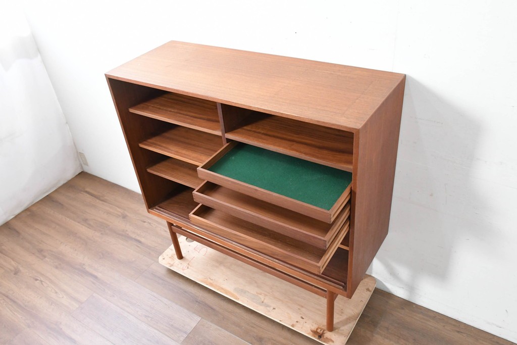 デンマークヴィンテージ　チーク材　収納力に優れたシンプルデザインのサイドキャビネット　(R-087024)