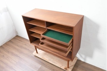 デンマークヴィンテージ　チーク材　収納力に優れたシンプルデザインのサイドキャビネット　(R-087024)